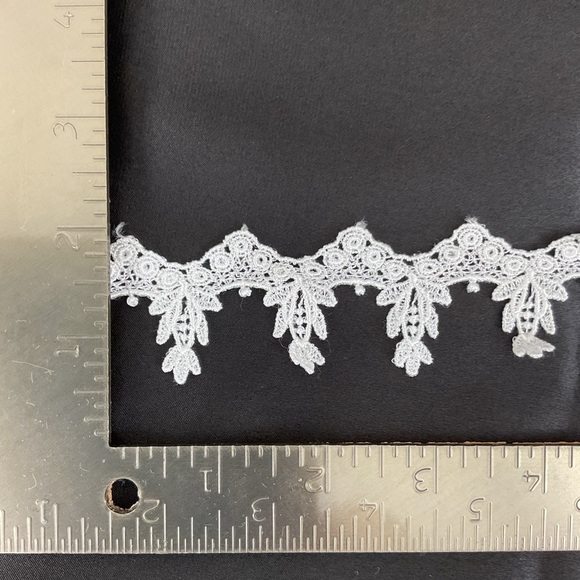 Vintage ornate white scalloped dangling sewing trim 3 yards - Picture 2 of 4